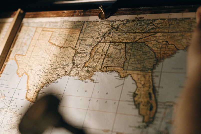 Mapa de Estados Unidos en el que se indican las zonas de extracción de titanio en Florida y Virginia.