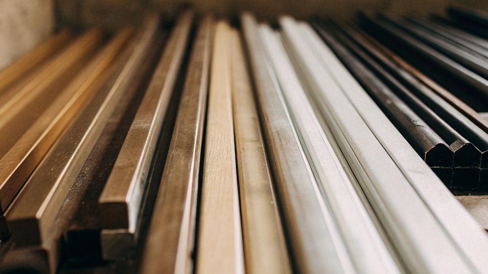 Eine Sammlung von verschiedenen Metallstäben, darunter Magnesium, Aluminium und Titan
