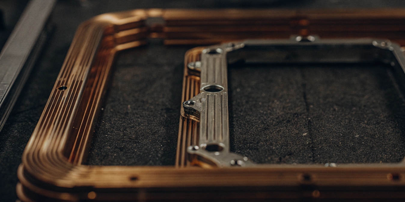 A diagram showing the cross-section of an iPhone 15 Pro frame, highlighting the solid titanium band and aluminum substructure.
