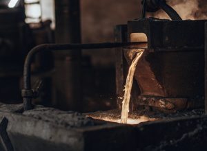 Когда вы смешиваете титан и железо, титан распадается